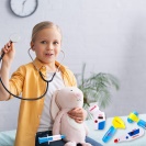 SADA MALÉHO LÉKAŘE, CHIRURGA PŘÍSLUŠENSTVÍ SE SVĚTLEM A ZVUKEM
